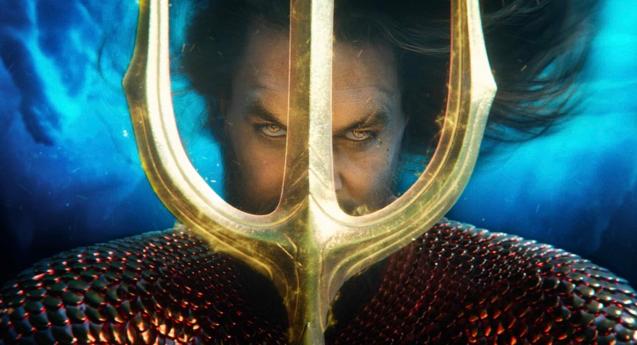 Jason Mamoa as Aquaman holding his trident underwater in Aquaman and The Lost Kingdom | Aquaman and The Lost Kingdom review | Agents of Fandom