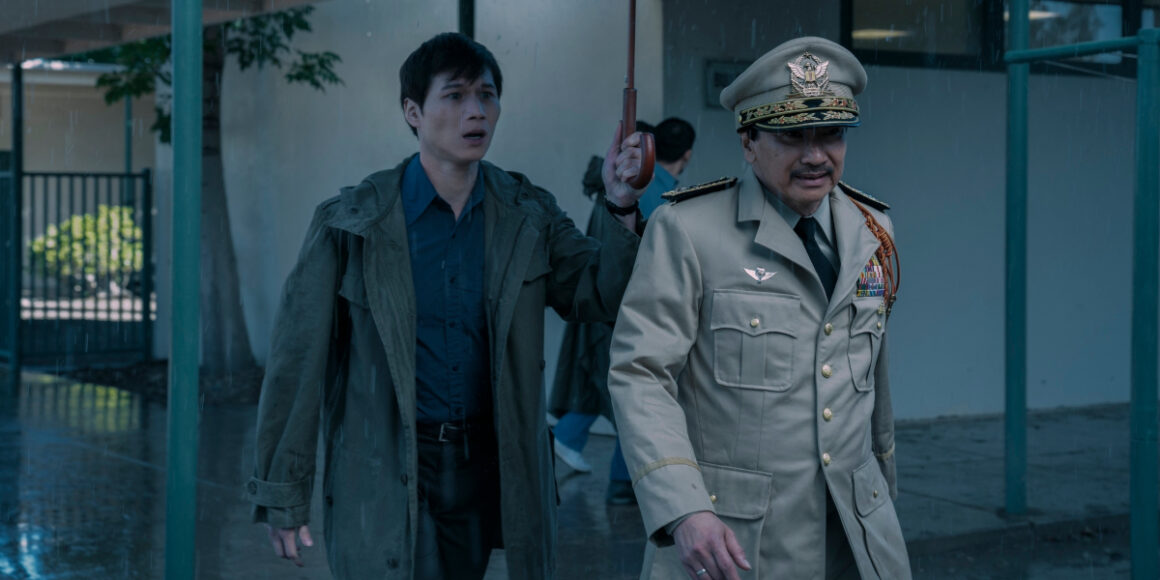 Xoa Huande's The Captain walks with Toan Le's The General as he shields him from rain with an umbrella | Agents of Fandom