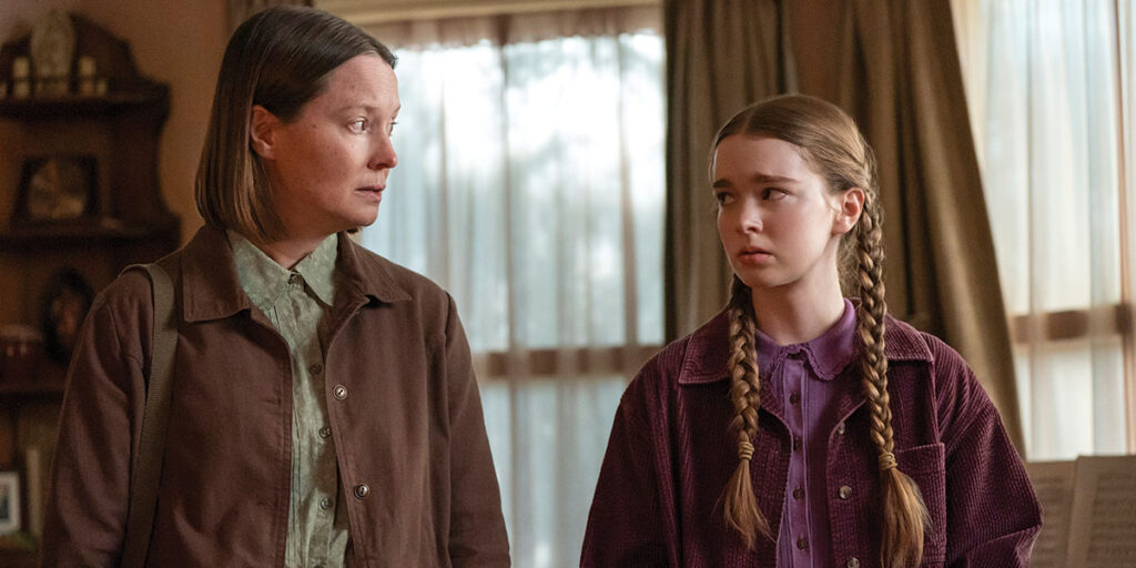 Carrie White (Summer H. Howell) and her mom, Margaret (Samantha Sloyan) in 'Carrie' | Agents of Fandom